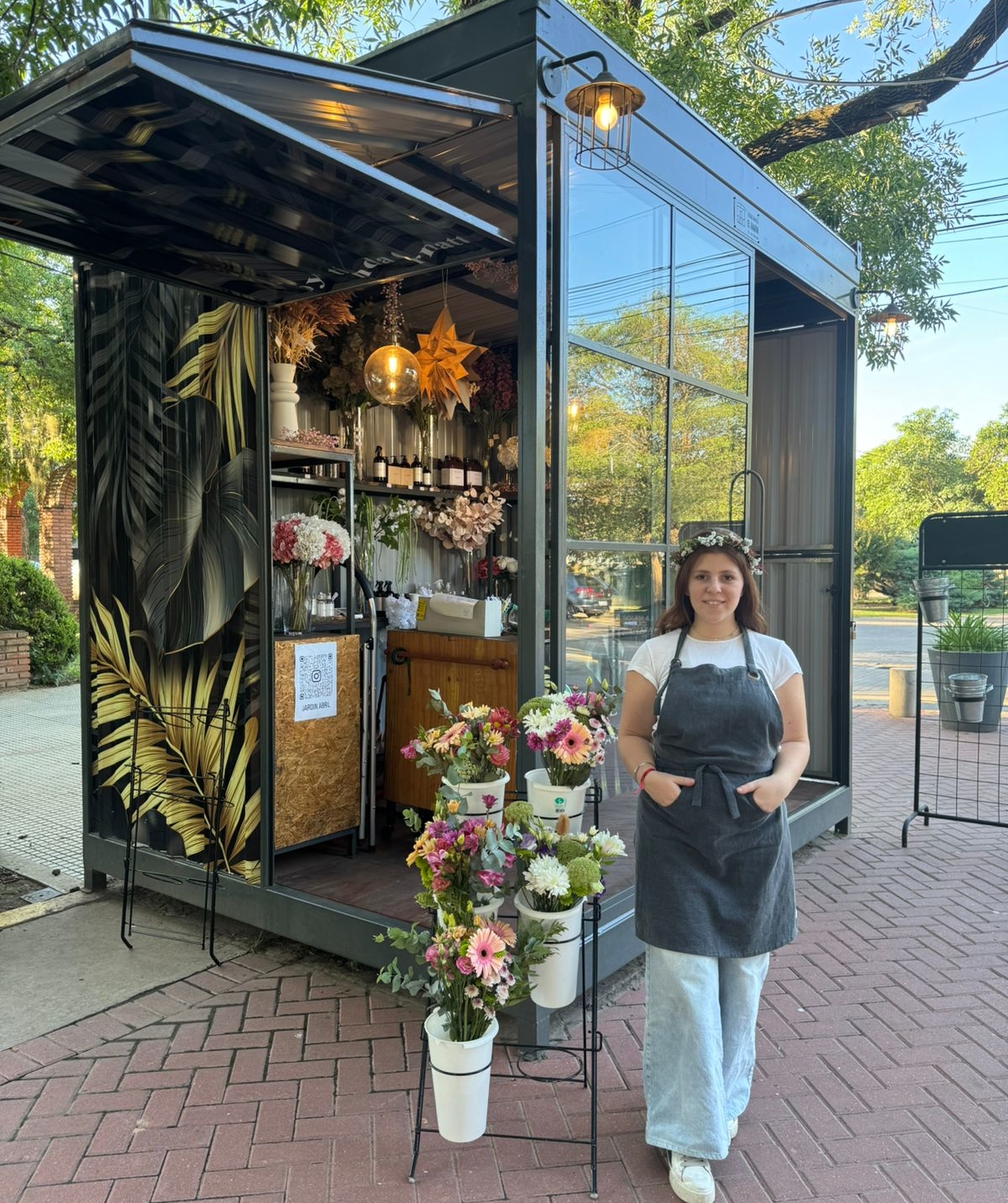 Jardín de Abril: un rincón floral en la peatonal de Funes